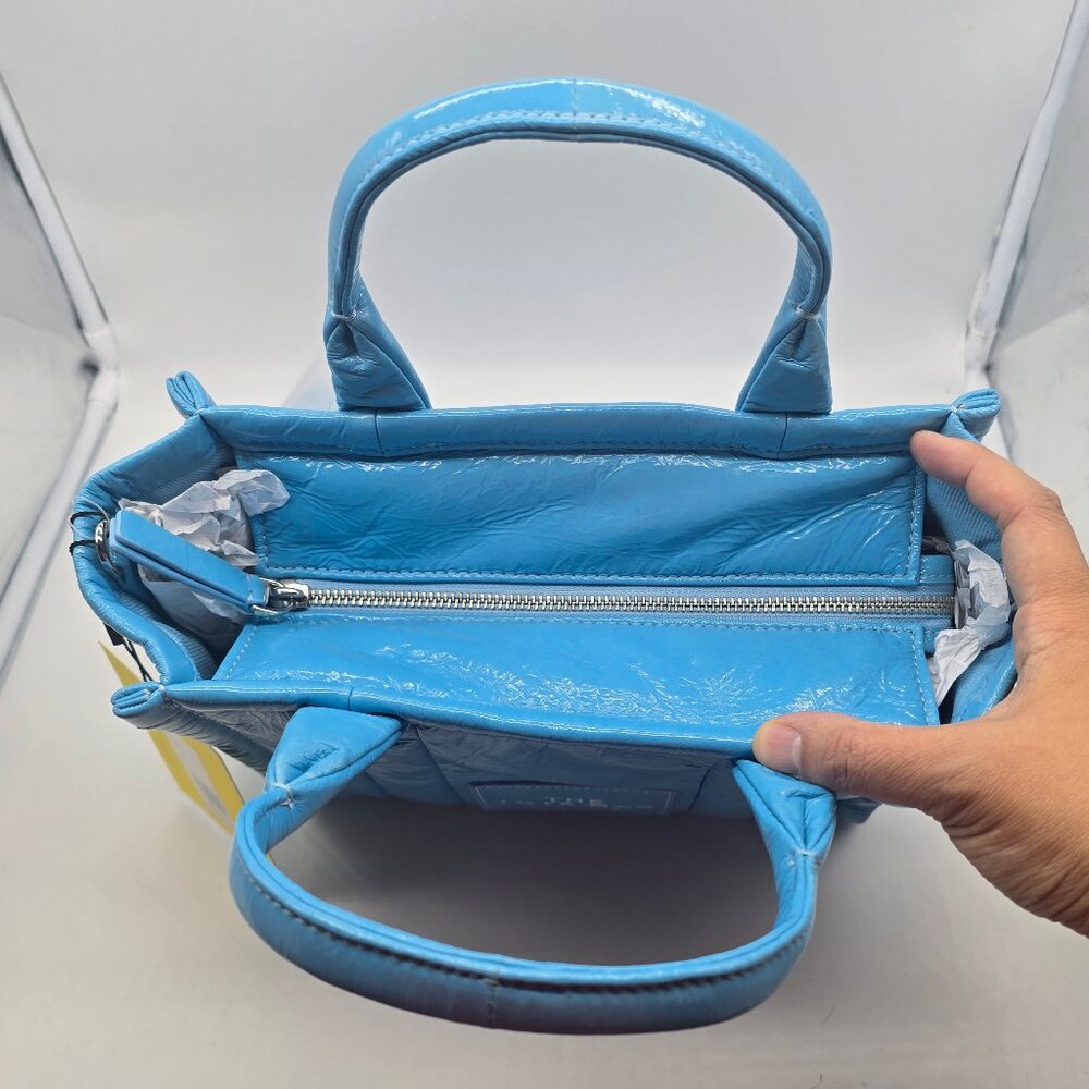 Marc Jacobs The Tote Bag Small Crinkle Patent Leather Air Blue - Picture 6 of 9